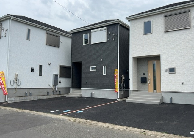 【外観】 | 現在は更地となっています。現地をご見学に行く際は、道路の幅や周辺の交通量、施設などをご確認頂くことをおすすめします！ある程度イメージをつけたいという場合は、同売主の施工事例や完成パースもお見せします。
