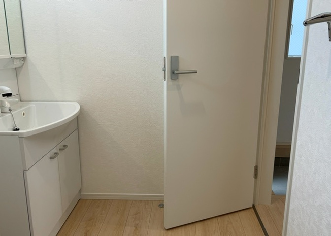 【玄関】 | 玄関は家の顔でもあり、家族以外の目にも止まる場所です。玄関は外との間を仕切る扉、靴などをしまっておく収納スペース、靴脱ぎのたたきスペース、来客とのやり取りをするドアホンなど複数のアイテムからなります。