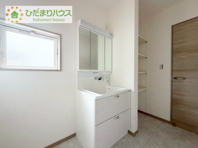 【独立洗面台】 | 牛久市牛久町第1期　新築戸建　4号棟 | 三面鏡の大きな鏡は憧れます(^^♪
鏡の後ろは収納となっていて、細かいものでも収納できるのでスッキリと整理できます！