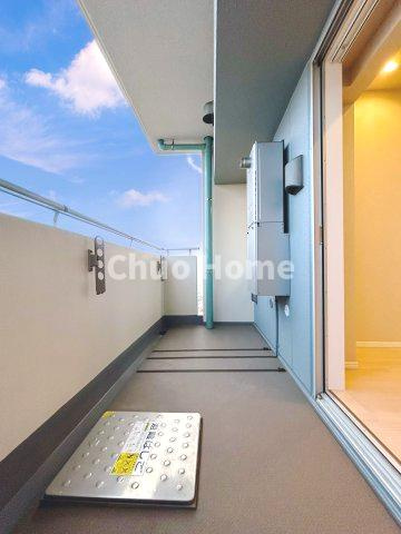 ブランズタワー南千住のバルコニー|【バルコニー】幅もあって、奥行きもあるゆとりのバルコニー。洗濯物を干したり乾かしたりだけでなく、ただ出てみるだけでも気持ちいいですよ。