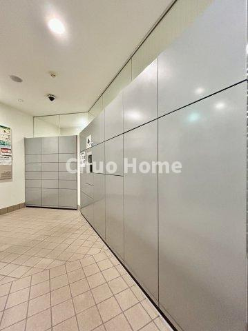 ブランズタワー南千住の設備|【宅配ボックス】在宅時・不在時に関わらず、居住者の代わりに非対面で宅配物を受け取ってくれる便利な設備です。わかりやすくご説明致しますので見学時にはお部屋だけではなく共用部分もぜひチェックしてください。