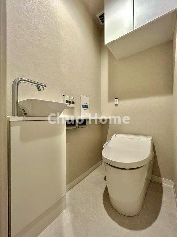 ブランズタワー南千住の内装|【ウォシュレット】清潔に使いたいお手洗いには最適な設備です。もちろんウォームレットも標準装備です。