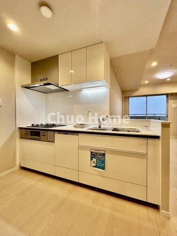 ブランズタワー南千住のキッチン|ワイドで収納豊富なシステムキッチン