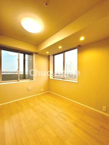 ブランズタワー南千住の寝室|【寝室】心と体をゆったりと安らげる主寝室。寝室のゆとりが大きい分だけ、暮らしの安らぎは深まります。一日の疲れを癒すだけでなく、ご夫婦の親密な語らいを紡ぎ出します
