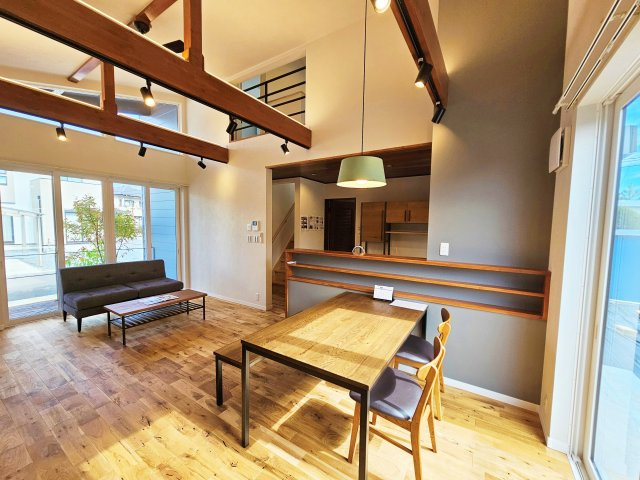 鹿沼市玉田モデルハウスの居間・リビング|時間のゆとりと空間、暖かな陽光がもたらす光と風を独占してください。新しい暮らしが始まります。
