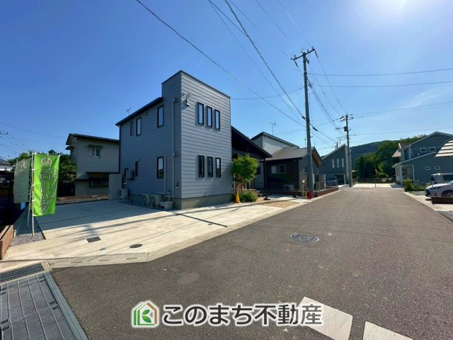 鹿沼市玉田モデルハウスの前面道路含む現地写真|前面道路は広々としてます！運転が苦手な方でもお車の出し入れ簡単で安心です☆
