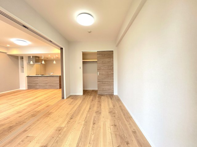 アリアシティの洋室|～Bed room～
バルコニーから陽当たりが差し込みますので、日中は電気など必要ない明るさとなっております。