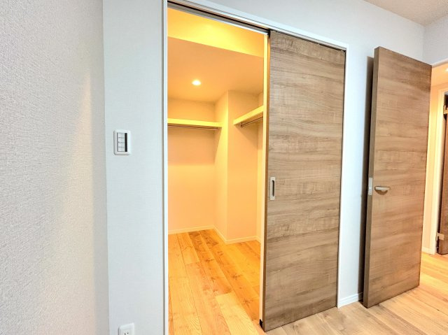アリアシティの収納|～Closet～
各部屋にウォークインクローゼットが付いており冬物や夏物、スーツケースなども全部まとめて収納もできますのでお部屋を広く開放的にお使いいただけます。