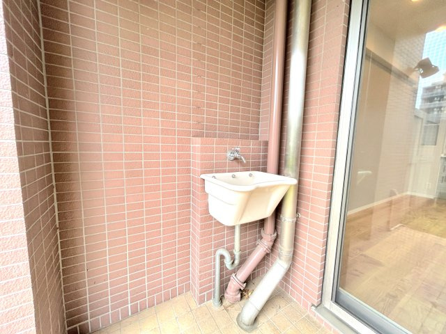 アリアシティのその他|バルコニーに備え付けられた水栓。靴やレジャー用品を洗ったり、又、植木の水やりなど、あると便利な設備です。