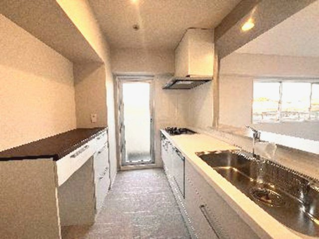 ヴェルドール芦屋のキッチン|キッチンワークしながら大切な家族との会話を楽しむ。家族のコミュニケーションが生まれるキッチンです