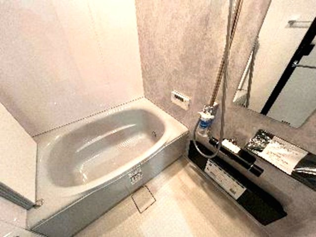 ヴェルドール芦屋の浴室|アクセントパネルで落ち着きのある雰囲気を演出したバスルーム♪毎日の疲れを癒やすバスタイムをお楽しみ下さい