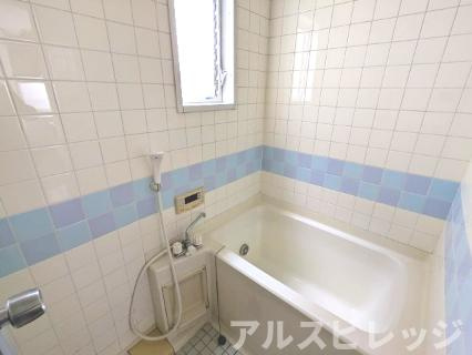 中古/さいたま市南区松本3丁目の浴室|清潔感のあるタイルのお風呂です