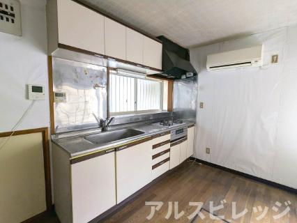 中古/さいたま市南区松本3丁目のキッチン|窓付で換気のしやすく手元の明るい１階のキッチン