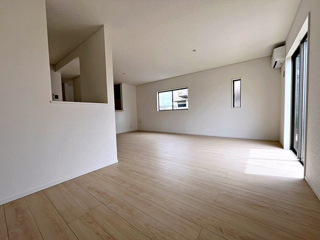 新築戸建・新築建売　伊達市梁川町御八郎　梁川小学校・梁川中学校の居間・リビング|南側の大きな窓から日差しが入り明るいリビングはご家族皆さんの憩いの場です！