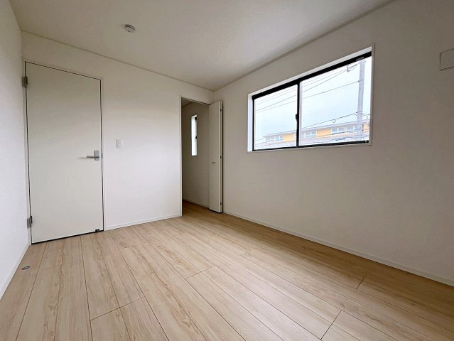 新築戸建・新築建売　伊達市梁川町御八郎　梁川小学校・梁川中学校の洋室|6帖の洋室には大容量のWIC収納がございます！収納が多いと室内もスッキリです！