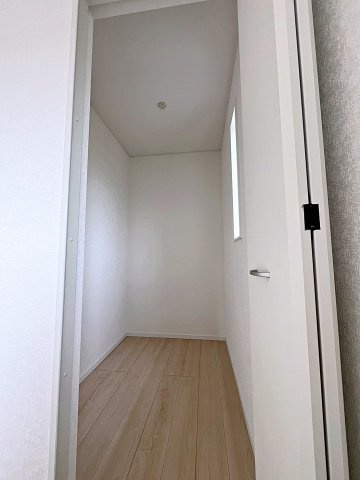 新築戸建・新築建売　伊達市梁川町御八郎　梁川小学校・梁川中学校の収納|WICには小窓もあり自然光が入ります！収納以外の用途にも利用できそうですね！