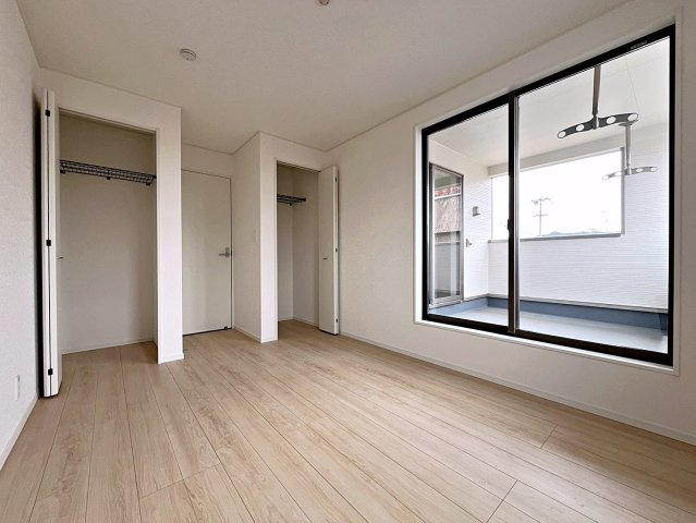 新築戸建・新築建売　伊達市梁川町御八郎　梁川小学校・梁川中学校の洋室|6.5帖の洋室は収納が2か所ありお荷物が多くても安心です！