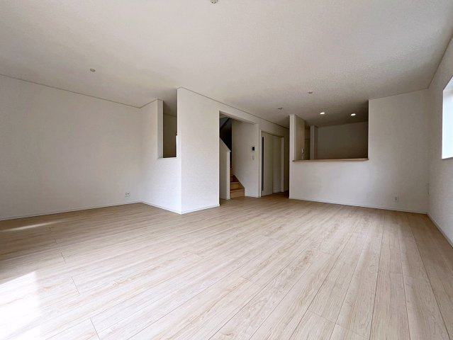 新築戸建・新築建売　伊達市梁川町御八郎　梁川小学校・梁川中学校の居間・リビング|21帖の広々としたLDKは空間が広いので家具を設置してもゆとりがあります！