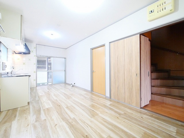 奈良市東九条町215-9貸家の居間・リビング|使いやすいリビングです
