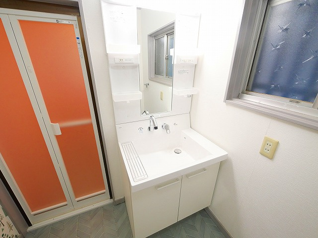 奈良市東九条町215-9貸家の洗面所|忙しい朝には欠かせない洗面所です