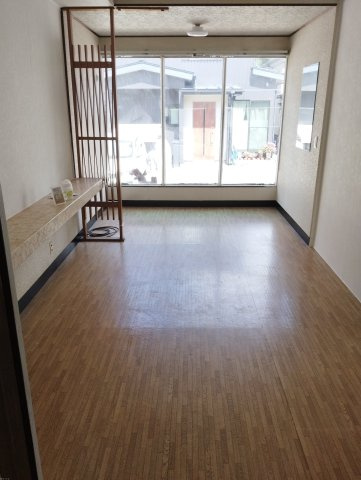 学校町２丁目上谷地貸家の居間・リビング