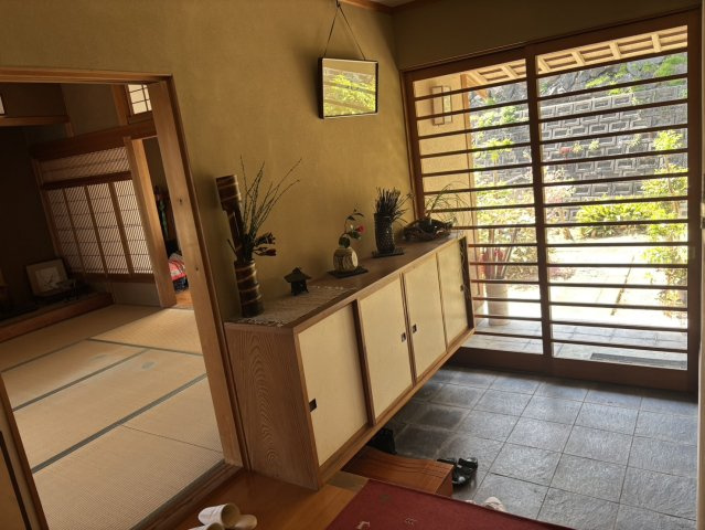 【玄関】 | 古志原6丁目中古戸建 | 収納もある玄関です