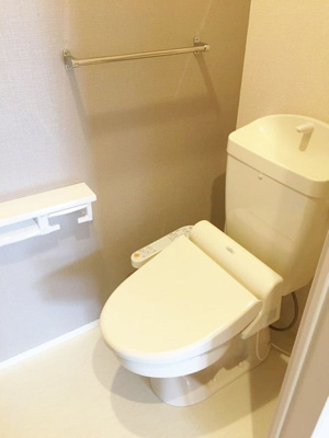 【トイレ】 | プリエ新川崎 | トイレは温水洗浄便座付き♪人気のバストイレ別です♪横にはタオルを掛けられるハンガーもあります♪
