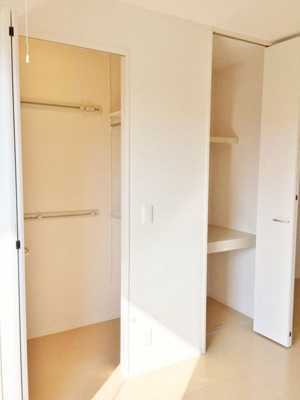 【収納】 | プリエ新川崎 | 洋室4.5帖のお部屋にあるワンステップクローゼット(左)と収納スペース(右)です！ワンステップクローゼットは収納したい物のサイズに合わせて棚板などを自由に動かせます☆
