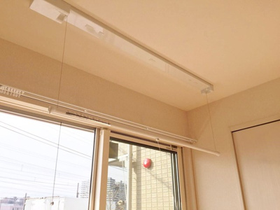 【設備】 | プリエ新川崎 | 洋室4.5帖のお部屋にある室内物干しです！雨の日やお出掛け時の室内干しにとても便利☆花粉や梅雨の時期に重宝しますね♪