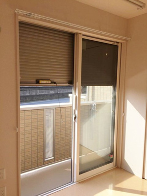 【セキュリティ】 | プリエ新川崎 | 防犯シャッター雨戸付きなので夜やお出かけ時も安心です！雨戸は冬場の寒さ対策にもなります◎