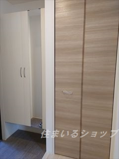 広島市安佐北区可部１丁目のアパートの玄関|ミラー付き大型シューズボックス
