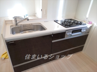 広島市安佐北区可部１丁目のアパートのキッチン|３口ガスコンロ・グリル付きシステムキッチン