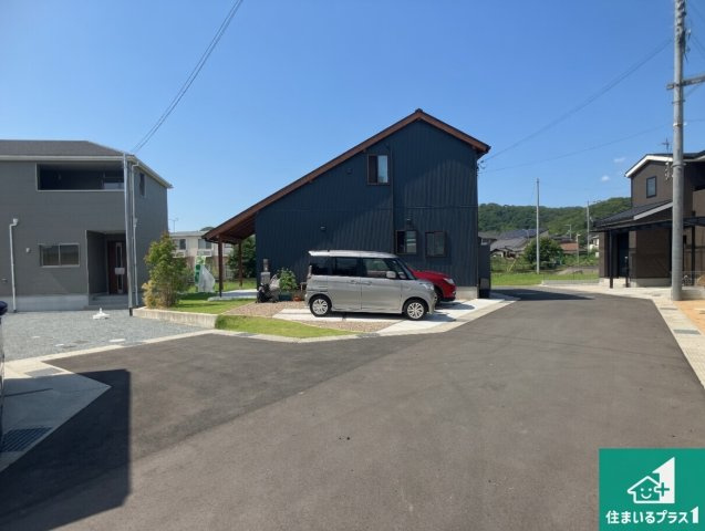 姫路市上大野　第6期　新築一戸建ての前面道路含む現地写真|周辺は閑静な住宅街！前面道路広々で車の出し入れも便利です。駐車が苦手な方でも安心して車庫入れできます！