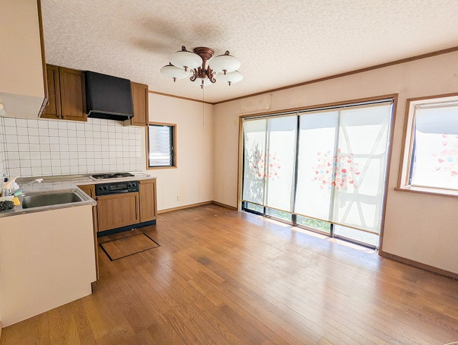 【居間・リビング】 | 富士見市渡戸3丁目　中古一戸建住宅　(ふじみ野店) | 採光面が広く明るく風通しの良いLDK。