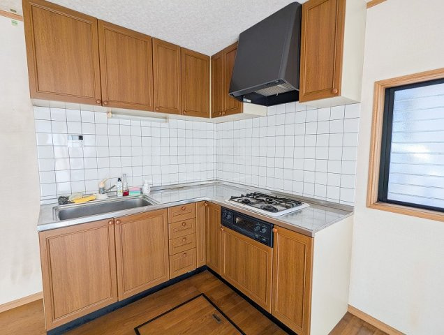 【キッチン】 | 富士見市渡戸3丁目　中古一戸建住宅　(ふじみ野店) | 豊富なキッチン収納で調理器具等の整理整頓が楽々です！