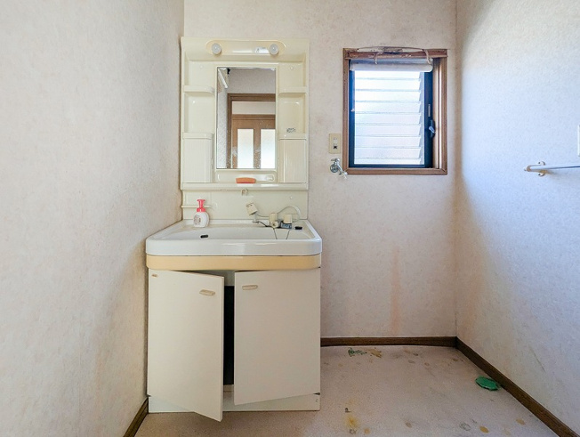 【洗面所】 | 富士見市渡戸3丁目　中古一戸建住宅　(ふじみ野店) | 歯ブラシやスキンケア用品の置き場に便利なサイド収納付きの洗面化粧台です。