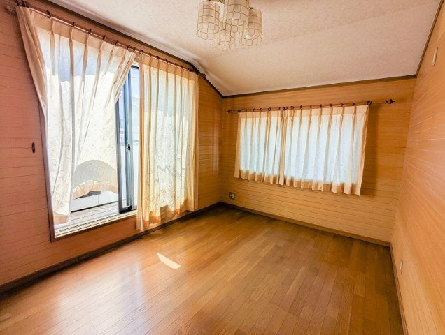 【洋室】 | 富士見市渡戸3丁目　中古一戸建住宅　(ふじみ野店) | バルコニーに面し明るく開放感のある洋室です。