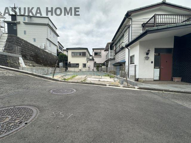 保土ヶ谷区新井町土地の前面道路含む現地写真|前面道路が広く交通量も少ないので駐車が苦手な人でも落ち着いて駐車できそうです。