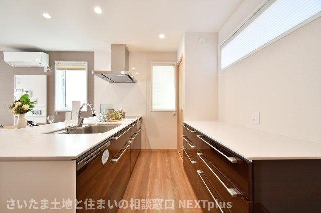 蓮田市閏戸　中古戸建のキッチン|独立空間にできるタイプのキッチンスペースです。ベビーゲートをつけることでお子様やペットを刃物や火の元へ近づかせることなく、安心安全にお料理を作ることができます。収納もたっぷりでお料理が捗ります！