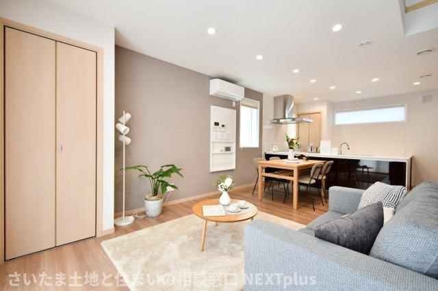 蓮田市閏戸　中古戸建の居間・リビング|LDK17帖：縦長の広々空間です！カウンターキッチンの前にはダイニングテーブルを置き、奥にソファーやテレビを置く事で、ダイニング空間とリビング空間を分ける事ができ、生活にメリハリがつきます！