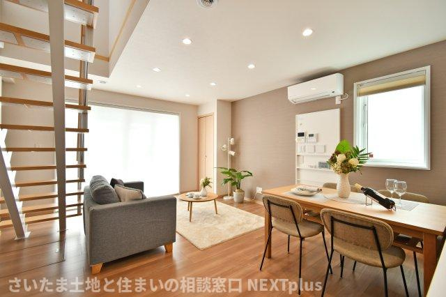蓮田市閏戸　中古戸建の居間・リビング|LDK17帖：広いリビングスペースで、ソファや家具を置いても余裕のある空間。ご家族・お友達が集まっても全員がゆったり楽しめるリビングスペースなので、ホームパーティーを開いても楽しそうですね◎