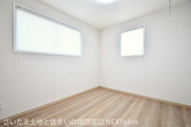 蓮田市閏戸　中古戸建の洋室|洋室①6.0帖：キッチン横に位置している洋室です。玄関からリビングを通るお部屋なので、ご家族とのコミュニケーションが取りやすいです。寂しがりなお子様の初めての一人部屋にもぴったりです！