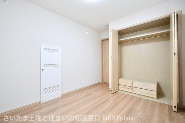 蓮田市閏戸　中古戸建の洋室|洋室①6.0帖：クローゼットは各部屋についているので、ご家族それぞれの収納スペースとして持つこともできますね。北側のお部屋は直射日光が入らないので、家具が傷みにくいのが嬉しいポイントです◎