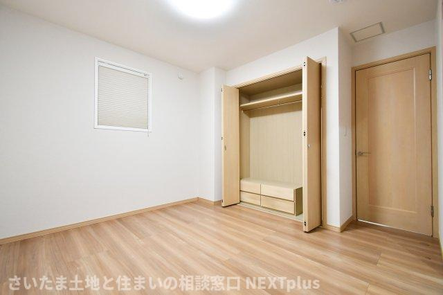 蓮田市閏戸　中古戸建の洋室|洋室②8.0帖：ウォークインクローゼットの他にもクローゼットが付いています。収納豊富なのでお部屋がスッキリと片付きます！ハンガーパイプが付いているので、大切なお洋服をシワなく収納できますよ◎