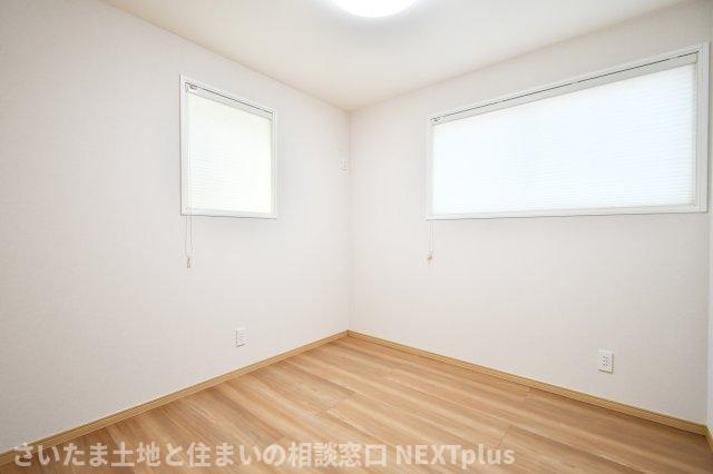 蓮田市閏戸　中古戸建の洋室|洋室③4.5帖：南西側と北西側の2面採光で、夕方まで陽当たりの良いお部屋です。梁や柱などのデットスペースになるものが無いので、家具のレイアウトがしやすく、様々なコーディネートが楽しめそうですね◎
