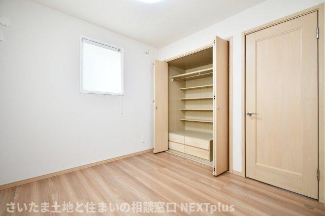 蓮田市閏戸　中古戸建の洋室|洋室④4.5帖：他の部屋と廊下や収納で隔たれているので、プライバシーが守られやすいお部屋です。周りの音も聞こえにくいので、在宅ワークなどの集中したい仕事部屋や、お子様の勉強部屋としてもおすすめです◎
