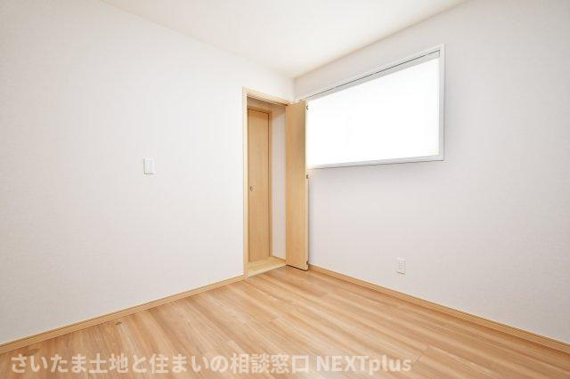 蓮田市閏戸　中古戸建の洋室|洋室④4.5帖：南東角地の恩恵を受ける明るい4.5帖の洋室です。一条工務店施工ならではの全館床暖房付きで、冬場も足元から快適。リノベで壁紙も新調されており、清潔感溢れる空間で新生活をスタートできます。