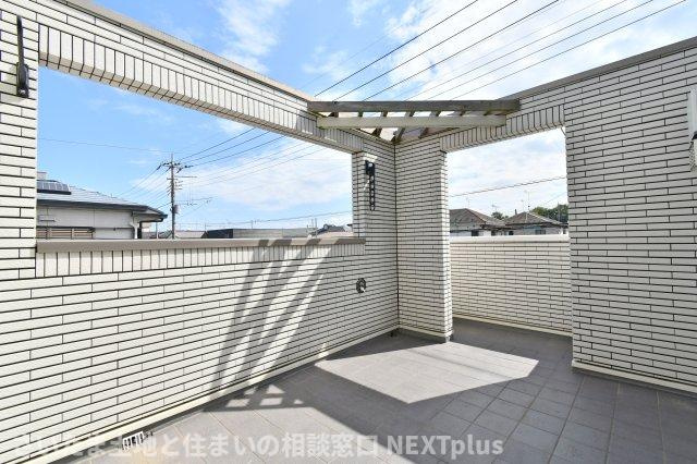 蓮田市閏戸　中古戸建のバルコニー|南東角地の開放感を享受できる広々としたバルコニーです。一条工務店施工のタイル貼りが洗練された空間を演出。陽当りも良く、洗濯物はもちろん、椅子を置いてリラックスタイムを楽しむ場所としてもおすすめです。