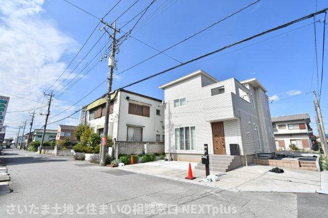 蓮田市閏戸　中古戸建の前面道路含む現地写真|南東道路に面した開放感ある角地物件です。前面道路は約6.1mと約4.1mの幅員があり、駐車もスムーズ。並列3台分の駐車スペースを確保し、防草シート施工で、日々のメンテナンスもスムーズに行えます。
