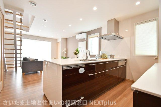 蓮田市閏戸　中古戸建のキッチン|食洗機付きのキッチン！奥行きも横幅も広さがありますので、2人でお料理しても動きやすいゆったり空間です！カウンターキッチンはお料理をしながら家族の様子が見え、会話も弾むので人気な設備となっております！